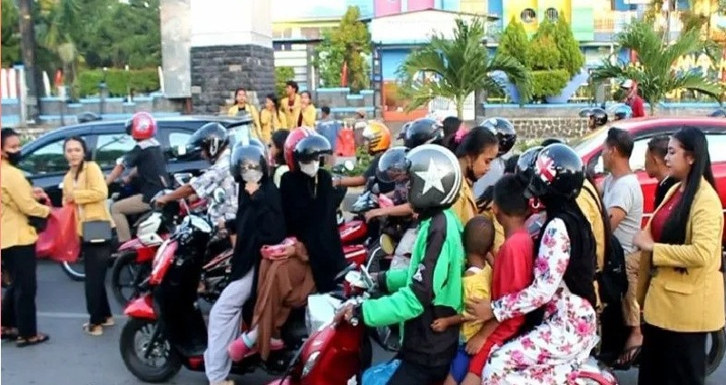Mahasiswa Hindu di Kendari berbagi takjil buka puasa kepada sejumlah pengendara di Kota Kendari, Sulawesi Tenggara, Minggu (9/4/2023). (Ant)