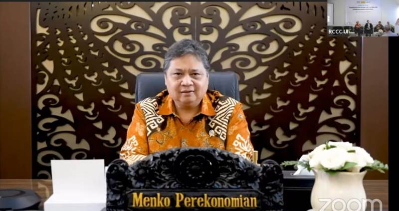 Menteri Koordinator Bidang Perekonomian Airlangga Hartarto, dalam keynote speech-nya pada webinar bertema Peningkatan Peran Hutan dalam Pembangunan Nasional yang diselenggarakan I-SER Universitas Indonesia, di Jakarta, Selasa (11/4/2023).