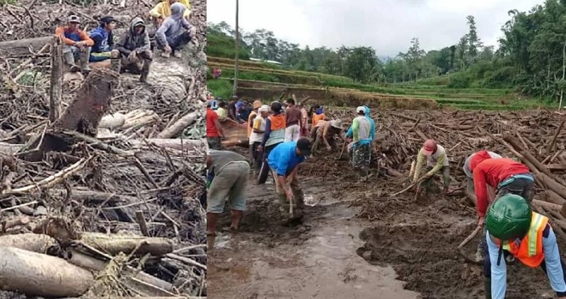 Petugas gabungan tengah melakukan pembersihan material banjir bandang di Desa Ngantru, Kecamatan Ngantang, Kabupaten Malang, Jawa Timur, Kamis (13/4/2023). 