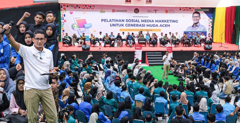 Menparekraf Sandiaga Uno mendorong para pengusaha muda untuk memanfaatkan media sosial sebagai media pemasaran dari produknya pada pelatihan Social Media Marketing di Gedung Academic Activity Center Dayah Dawood Universitas Syiah Kuala, Banda Aceh, Kamis (13/4/2023).