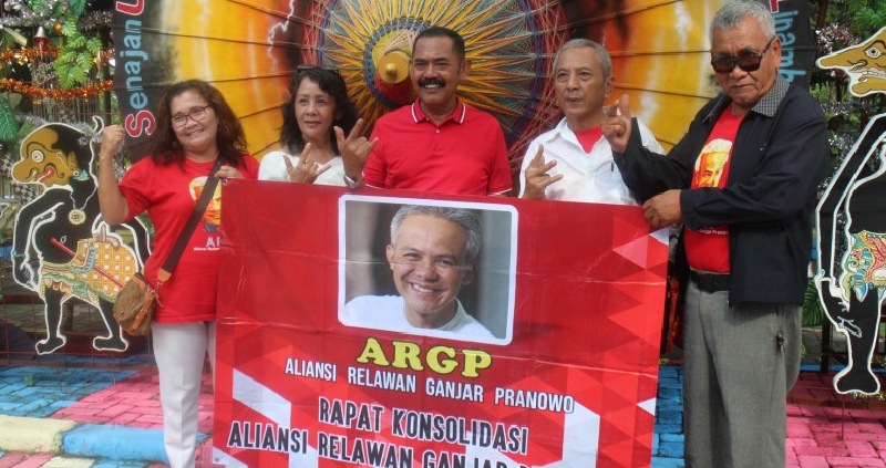 Ketua DPC PDIP Surakarta FX Hadi Rudyatmo bersama para relawan Ganjar acara silaturahmi, di Puncang Sawit Solo, Senin (24/4/2023). 
