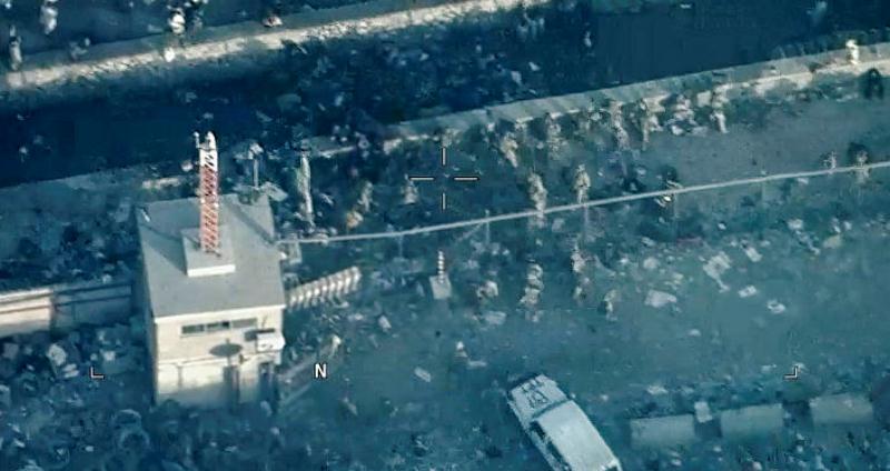 Gambar dari video yang dirilis oleh Departemen Pertahanan ini menunjukkan Marinir AS di sekitar tempat kejadian di Abbey Gate di luar Bandara Internasional Hamid Karzai pada 26 Agustus 2021, di Kabul Afghanistan, setelah seorang pembom bunuh diri meledakkan sebuah ledakan. 