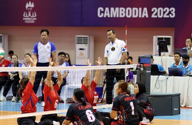 Tim voli duduk putri Indonesia dalam perjuangannya menaklukkan Kamboja untuk merebut medali emas ASEAN Para Games XII/2023, Rabu. (NPC Indonesia)