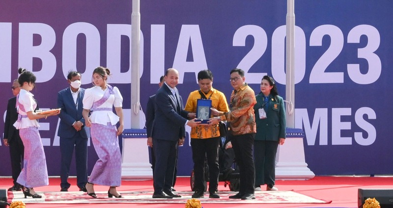 Perwakilan Indonesia memberikan cenderamata berupa miniatur tokoh pewayangan Gatotkaca kepada Representative of The CAMAPGOC (NPC Indonesia)