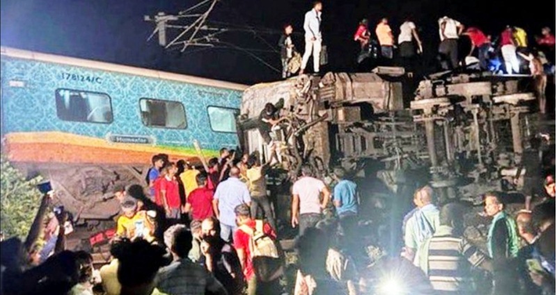 Orang-orang mencoba melarikan diri dari kompartemen yang roboh, menyusul tabrakan maut dua kereta api, di Balasore, India