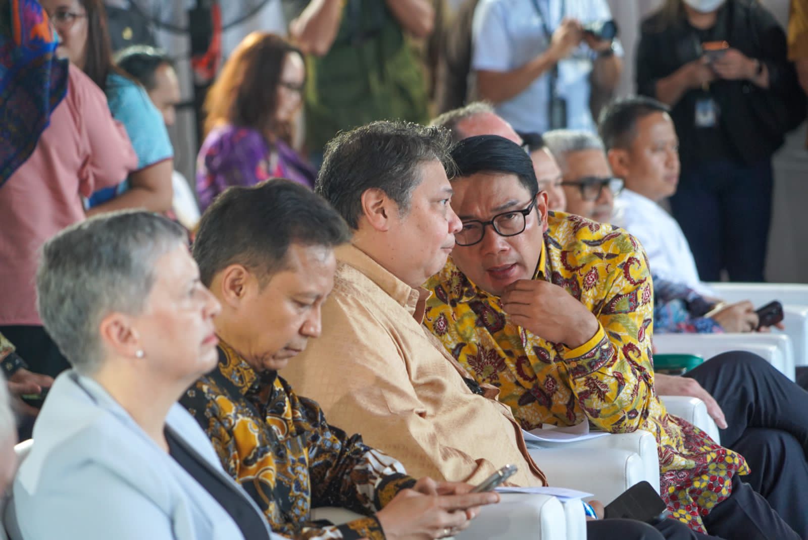 Menko Perekonomian yang Ketua Umum Golkar Airlangga Hartarto berbincang serius dengan Gubernur Jawa Barat Ridwan Kamil dalam acara di Depok, Selasa