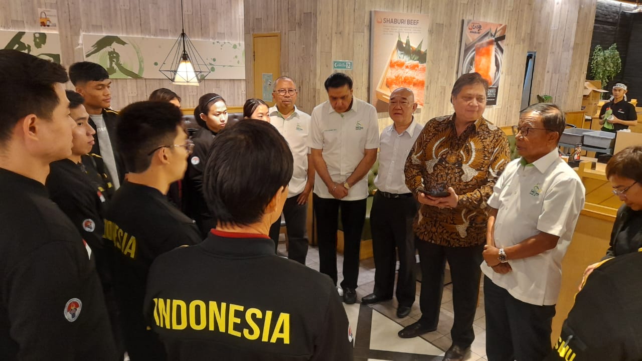 Ketua Umum PB WI Airlangga Hartarto memberikan motivasi pada para atlet wushu Indonesia yang akan berangkat ke China