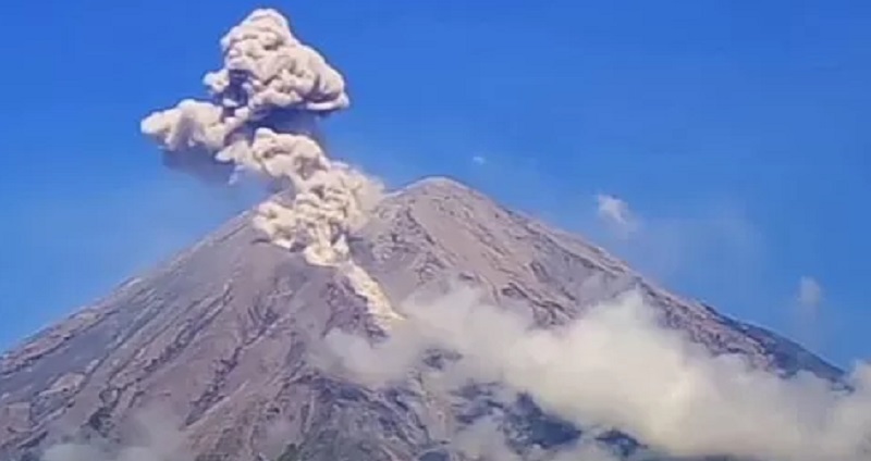 Gunung Semeru di Lumajang, Jawa Timur, meletus empat kali dengan ketinggian 1.000 meter, Senin (15/1/2024)