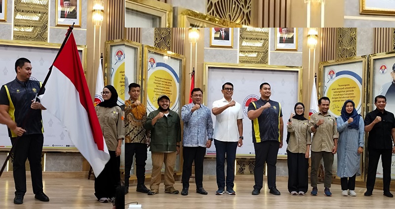 Menteri Pemuda dan Olahraga Republik Indonesia (Menpora RI) Dito Ariotedjo menyerahkan Merah Putih kepada Khansa Syahlaa yang akan mendaki Gunung Aconcagua di Argentina, 20 Januari - 13 Februari 2024