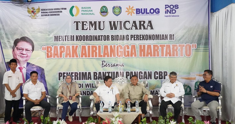 Distribusi Bantuan Pangan Cadangan Beras Pemerintah (BP-CBP) oleh Pos Indonesia bagi warga Indramayu, Jawa Barat dihadiri Menteri Koordinator Bidang Perekonomian RI Airlangga Hartanto