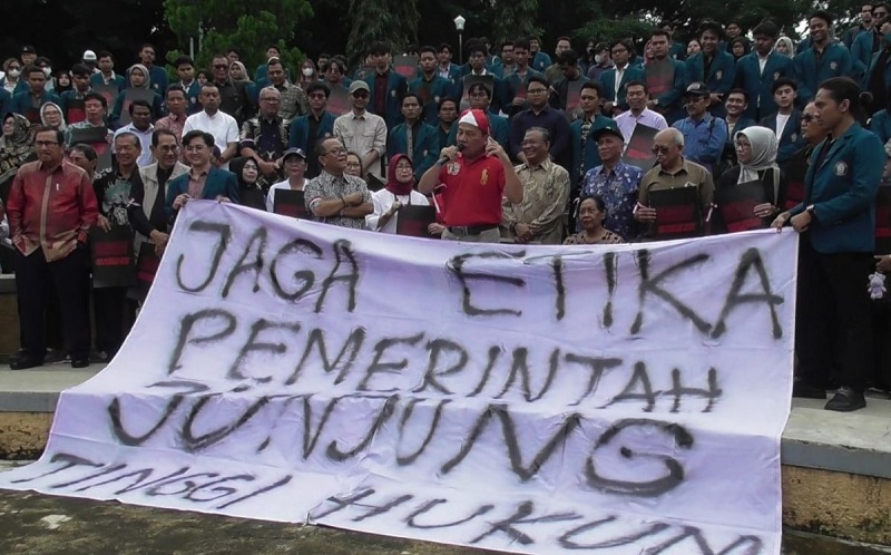 Komunitas akademik Universitas Diponegoro Semarang menyampaikan pernyataan sikap terkait situasi politik Pemilu 2024 di Semarang, Jawa Tengah, Rabu (7/2/2024). 