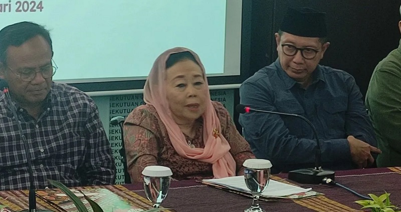 Ketua GNB Sinta Nuriyah A Wahid (tengah) memberikan pernyataan dalam konferensi pers bertema "Gerakan Nurani Bangsa Pemilu 2024" di Jakarta, Sabtu (10/2/2024). 