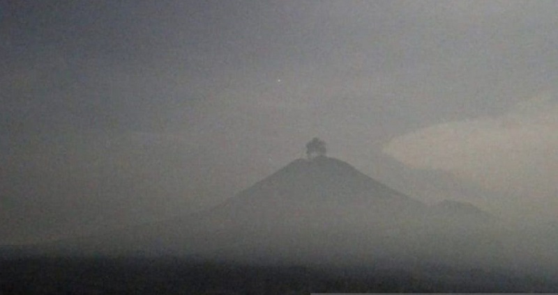 Gunung Semeru di Jawa Timur erupsi disertai abu vulkanik setinggi 600 meter yang terpantau dari CCTV pada Rabu (21/2/2024) pukul 22.19 WIB