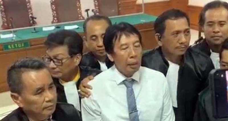 Mantan rektor Universitas Udayana Prof. Dr. I Nyoman Gde Antara bersama penasehat hukumnya usai divonis bebas oleh Hakim Pengadilan Tindak Pidana Korupsi Denpasar di Denpasar, Bali, Kamis (22/2/2024).