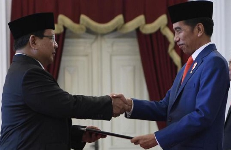 Presiden Joko Widodo memberikan kenaikan pangkat secara istimewa kepada Prabowo Subianto menjadi jenderal TNI dalam acara Rapat Pimpinan (Rapim) TNI-Polri di Jakarta, Rabu (28/2/2024).