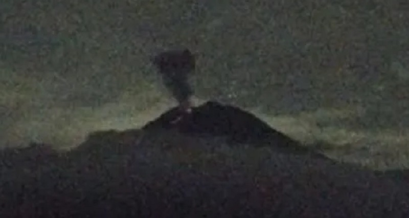 Gunung Semeru erupsi pada Minggu pukul 21.07 WIB erupsi  dengan tinggi kolom abu teramati sekitar 800 meter di atas puncak atau 4.476 mdpl