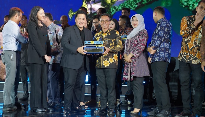 Menteri BUMN Erick Thohir menyerahkan Penghargaan BCOMSS 2024 kategori Top Contributor BUMN for Communications kepada Direktur Utama PosIND Faizal Rochmad Djoemadi di Lapangan Tenis Indoor Senayan Jakarta