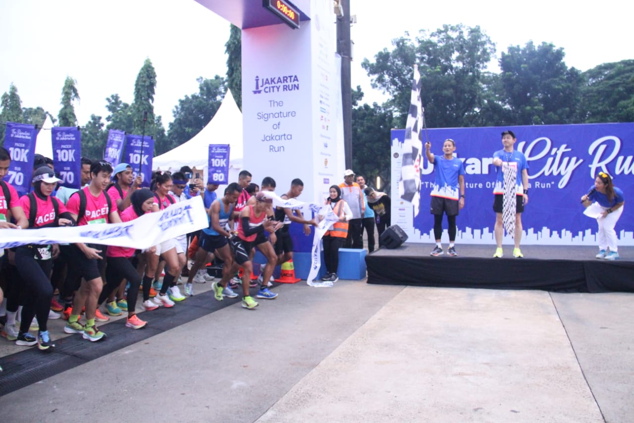 Menteri Pariwisata dan Ekonomi Kreatif (Menparekraf) RI Sandiaga Uno mengibarkan bendera start untuk melepas para peserta Jakarta City Run 2024 di Pelataran Parkir Timur, Gelora Bung Karno, Senayan, Jakarta, Minggu (10/3/2024)