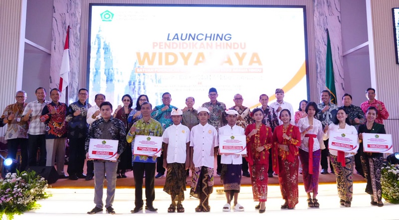 Pelaksana Tugas Sekretaris Jenderal (Plt. Sekjen) Kemenag Abu Rokhmad mewakili Menteri Agama (Menag) Yaqut Cholil Qoumas meresmikan Pendidikan Umum bercirikhas Hindu, Widyalaya di Auditorium H.M Rasjidi, Kementerian Agama, Jakarta, Kamis (14/3/2024).