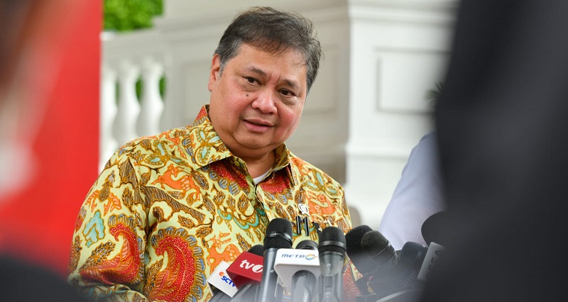 Menteri Koordinator Bidang Perekonomian Airlangga Hartarto memberikan keterangan pers usai menghadiri Rapat Internal (Rapit) Percepatan Proyek Strategis Nasional (PSN) yang dipimpin oleh Presiden Joko Widodo di Istana Merdeka Jakarta, Senin (18/3/2024)