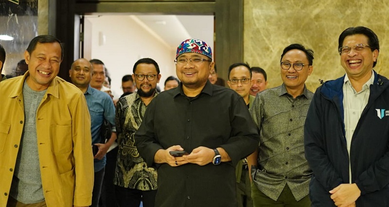 Menteri Agama (Menag) Yaqut Cholil Qoumas diantar sejumlah pejabat Kemenag di Bandara Soekarno-Hatta, Tangerang, Banten, saat bertolak ke Arab Saudi, Kamis (21/3/2024)