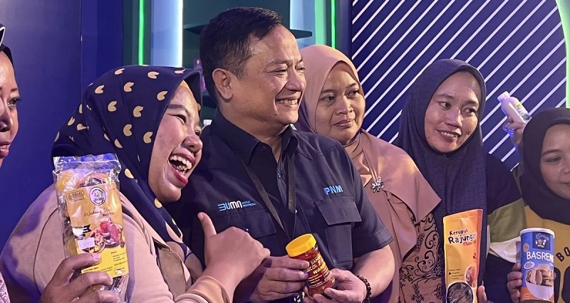 Direktur Utama PT Permodalan Nasional Madani (PNM) Arief Mulyadi (tengah) bersama para pelaku usaha ultra mikro dalam kegiatan Buka Puasa Bersama Media dengan tema, “LIVE ON RAMADAN” di Jakarta, Kamis (21/3/2024). (ANTARA/Putu Indah Savitri)