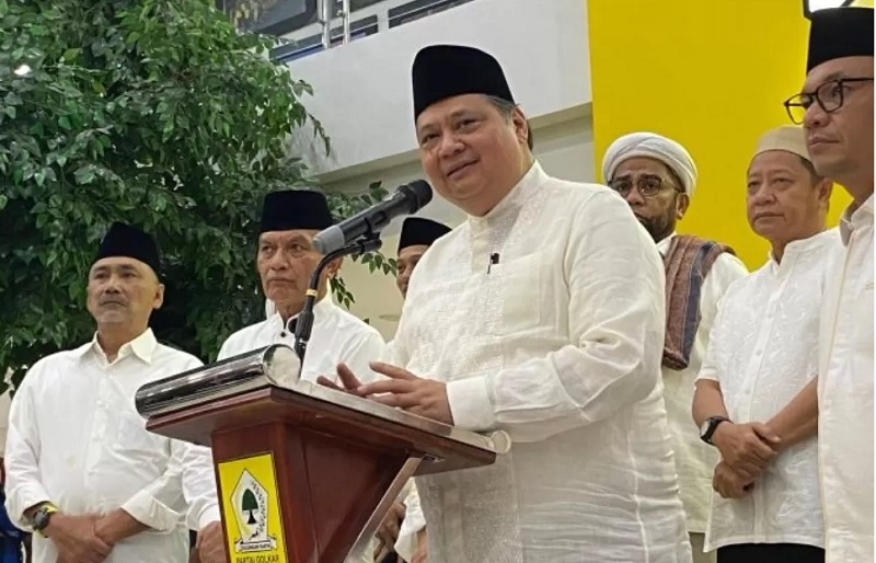 Ketua Umum Partai Golkar Airlangga Hartarto memberikan sambutan pada Peringatan Nuzulul Quran dan Buka Puasa Bersama Ramadhan 1445 H di Kantor DPP Partai Golkar, Jakarta, Jumat (29/3/2024). 