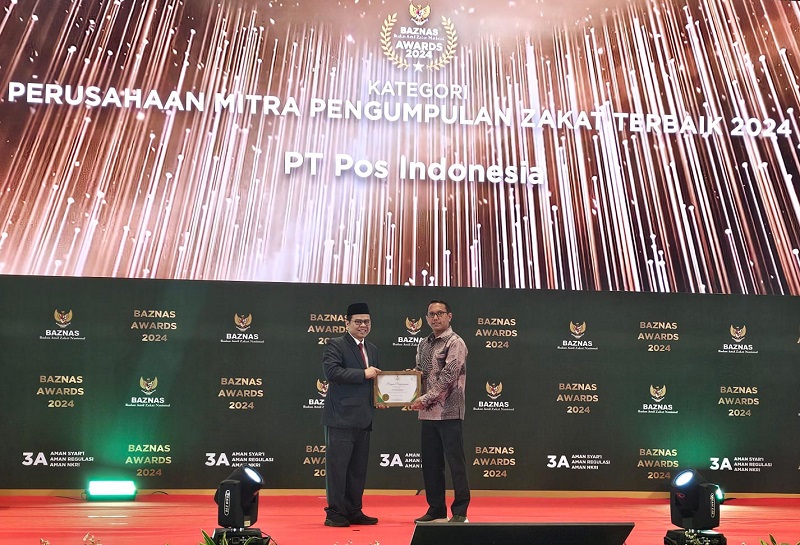 SVP Consumer Business Pos Indonesia Zuhed mewakili direksi Pos Indonesia menerima penghargaan Pos Indonesia sebagai Mitra Pengumpul Zakat Terbaik 2024 dari Badan Amil Zakat (Baznas) RI di Jakarta, Kamis 29 Februari 2024