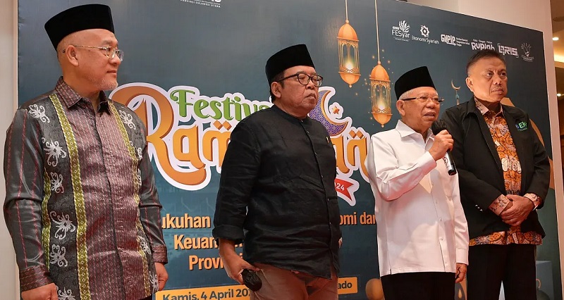 Wakil Presiden (Wapres) KH Ma’ruf Amin dalam keterangan pers usai menyaksikan pengukuhan Komite Daerah Ekonomi dan Keuangan Syariah (KDEKS) di Hotel Four Points by Sheraton Manado, Jl. Piere Tendean, Kec. Sario, Kota Manado, Sulut, Kamis (4/4/2024).