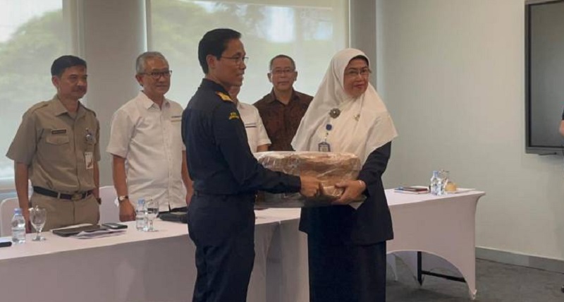 Direktorat Jenderal Bea dan Cukai (DJBC) Kementerian Keuangan menyerahkan alat bantuan belajar hibah kepada Sekolah Luar Biasa (SLB)-A Pembina Tingkat Nasional di DHL Express Distribution Center, Tangerang, Banten, Senin (29/4/2024)