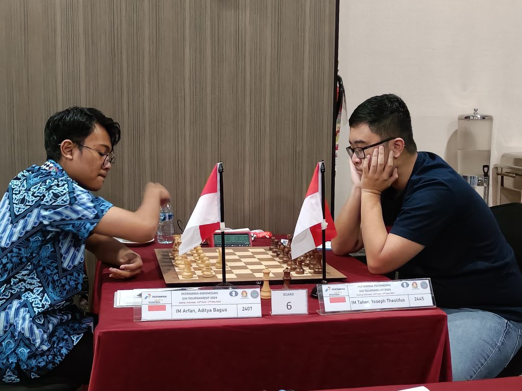 IM Aditya Bagus Arfan (kiri) menang atas IM Yoseph Taher..(Foto: Bambang)