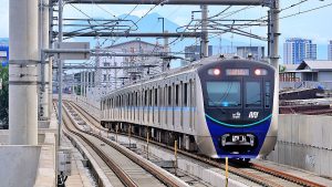 Layanan Dihentikan Sementara, Crane Proyek Kejaksaan Agung Jatuh Di Jalur Layang MRT