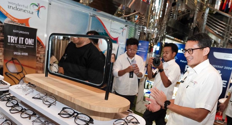 Menparekraf Sandiaga Uno saat meninjau Pekan Kesehatan yang diselenggarakan  di Ruang Satelit Gedung Sapta Pesona, Jakarta, Senin (13/05/2024).