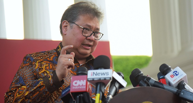 Menteri Koordinator Bidang Perekonomian Airlangga Hartarto memberikan keterangan kepada para wartawan soal dorong percepatan proses sertifikasi halal, pemerintah perluas kewenangan penetapan kehalalan produk