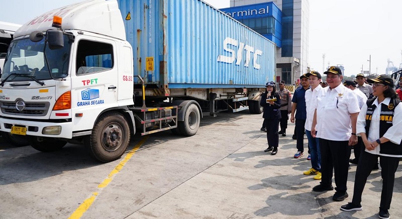 Menteri Koordinator Bidang Perekonomian Airlangga Hartarto meninjau langsung pemberlakuan kebijakan relaksasi impor di Jakarta International Container Terminal, Pelabuhan Tanjung Priok, Jakarta, Sabtu (18/5/2024), dengan didampingi oleh Menteri Keuangan Sri Mulyani Indrawati dan Wakil Menteri Perdagangan Jerry Sambuaga