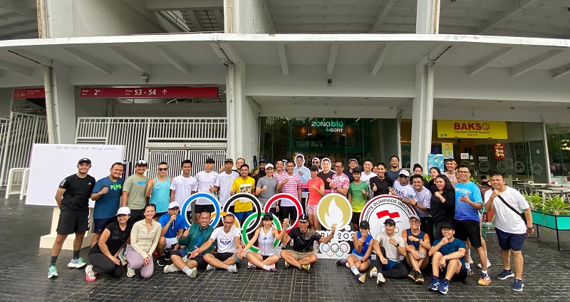 Chef de Mission Tim Indonesia untuk Olimpiade 2024, Anindya Bakrie dan Wakil Ketua Umum NOC Indonesia Ismail Ning mensosialisasikan Olimpiade Paris dengan mengajak masyarakat berlari di kawasan Gelora Bung Karno Jakarta, 15 Juni 2024