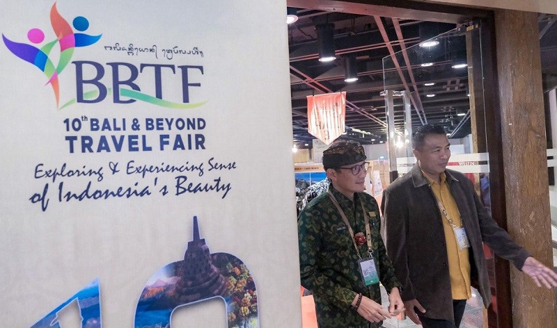 Menparekraf Sandiaga Salahuddin Uno bersama dengan Ketua Panitia BBTF (Kanan) yang juga Ketua ASITA Bali, I Putu Winastra saat hadir di acara penutupan "Bali & Beyond Travel Fair 2024", Bali Nusa Dua Center (BNCC), Nusa Dua, Badung, Jumat (14/6/2024).