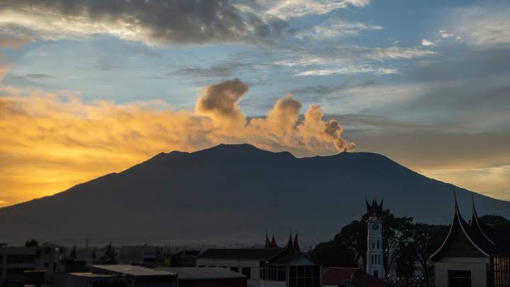 Gunung Marapi Alami Erupsi 6 Kali, Lontarkan Abu Vulkanik Hingga 650 Meter