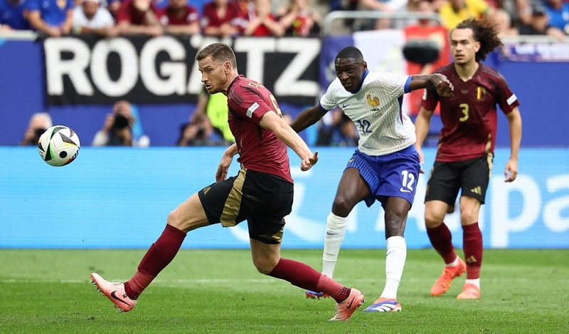 Penyerang Prancis Randal Kolo Muani (12) melepaskan tembakan tepat ke gawang dan bek Belgia Jan Vertonghen (kiri) melakukan gol bunuh diri dalam 16 besar UEFA Euro 2024 di Duesseldorf Arena, Duesseldorf, Jerman, Senin atau Selasa (2/7/2024) pada 1 Juli 2024