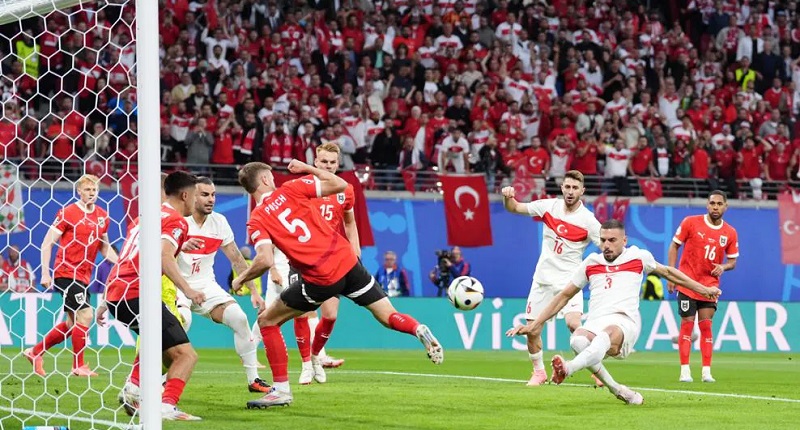 Merih Demiral menjadi inspirasi, penentu kemenangan dan pemain terbaik dalam pertandingan itu dengan sukses mencetak dua gol Turki pada menit 1 dan 59 ke gawang Austrai pada babak 16 besar Euro 2024 di Leipzig, Jerman, Selasa (2/7/2024) atau Rabu WIB.