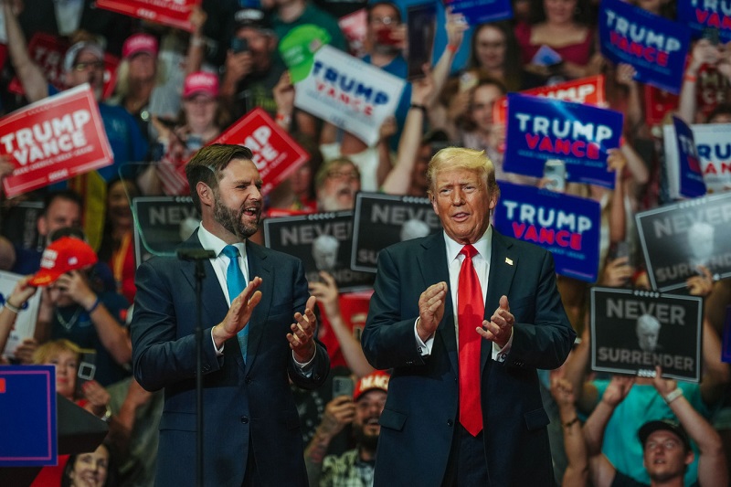 Mantan Presiden yang Calon Presiden dari Partai Republik Donald Trump bersama Calon Wakil Presiden JD Vance pada kampanye hari Sabtu di Grand Rapids, Michigan.