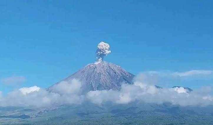 Gunung Semeru Kembali Erupsi pada Rabu 24 Juli 2024, Letusan Setinggi Hingga 800 Meter