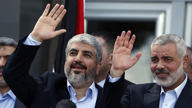 Pemimpin baru Hamas Khaled Mashaal (kiri) berpose dengan Ismail Haniyeh yang digantikannya yang tewas di Teheran, Iran, Rabu (31/7/2024) pagi.  