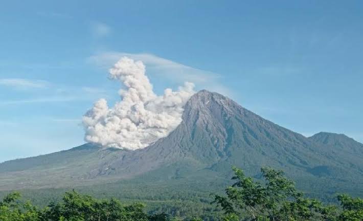 Gunung Semeru Alami Erupsi 9 Kali pada 20 September 2024