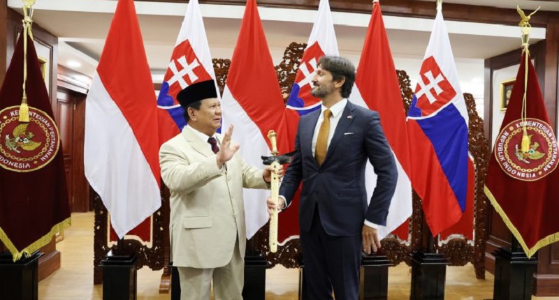 Menteri Pertahanan (Menhan) sekaligus Presiden Terpilih RI Prabowo Subianto kunjungan kehormatan dari Deputi Perdana Menteri dan Menteri Pertahanan Republik Slovakia Robert Kaliňák, di Kementerian Pertahanan, Jakarta, Kamis (10/10/2024). (Biro Humas Setjen Kemhan)