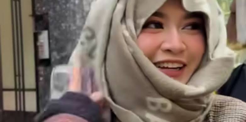 Liburan ke Eropa, Mahalini Berhijab A la Putri Delina, Banjir Pujian