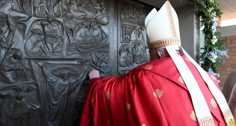 Paus Fransiskus Membuka 'Pintu Suci' untuk Peringatan Yubileum Katolik di Penjara Roma