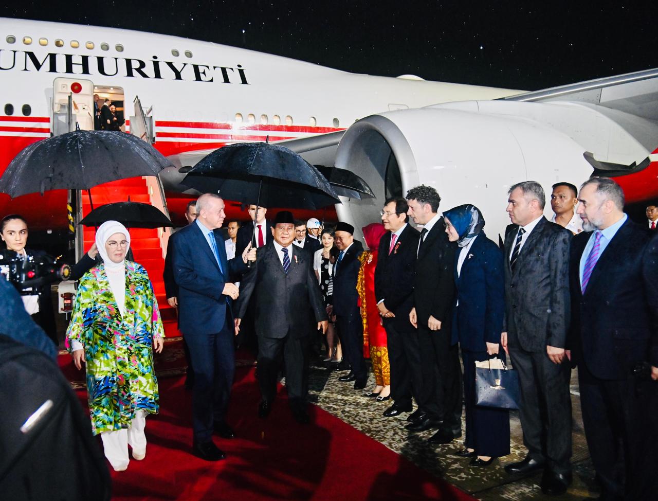Presiden Prabowo Sambut Kedatangan Presiden Erdogan di Bandara Halim Perdanakusuma di Tengah Rintik Hujan