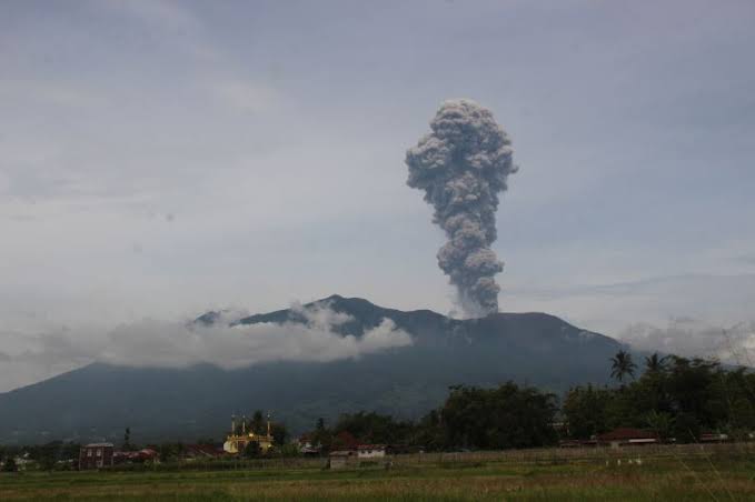 Berguncang Keras, Gunung Marapi Meletus Lagi pada Minggu Pagi