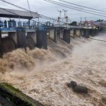 Tinggi air di Bendungan Katulampa, Kota Bogor, Jawa Barat, mencapai 220 sentimeter atau berstatus Siaga 1, Minggu (2/3/2025) malam akibat hujan lebat mengguyur kawasan Puncak Bogor